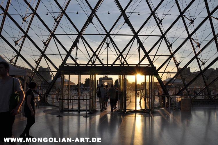 207_pyramid_louvre