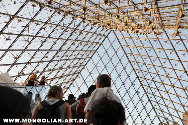 213_pyramide_louvre