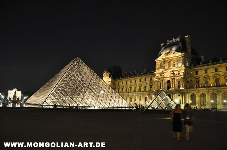 317_pyramide_louvre