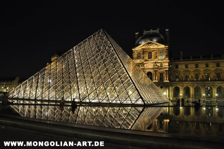 320_pyramide_louvre_paris